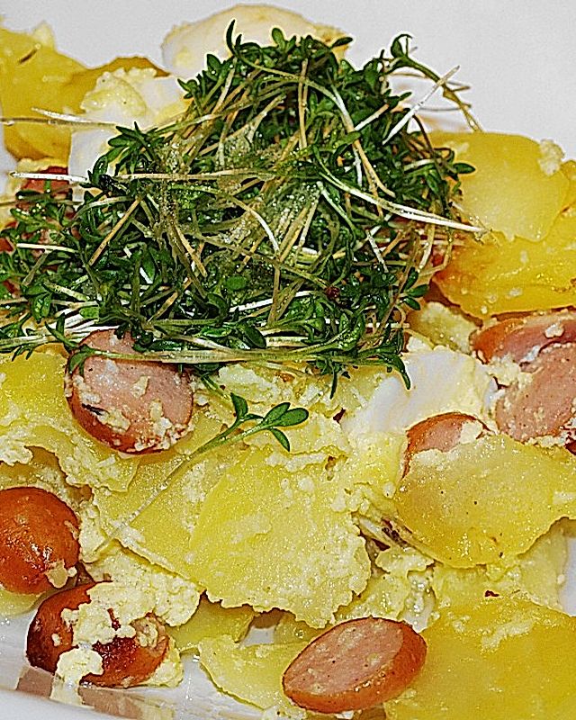 Kartoffelauflauf mit Würstchen und Zitronen - Kressesauce