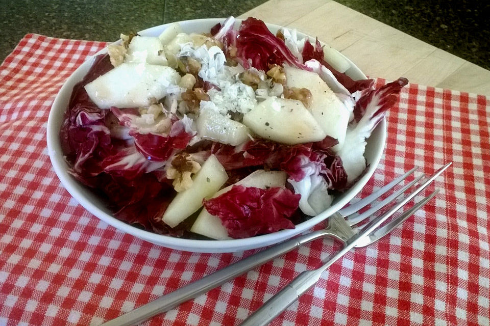 Radicchio-Birnensalat mit Walnüssen