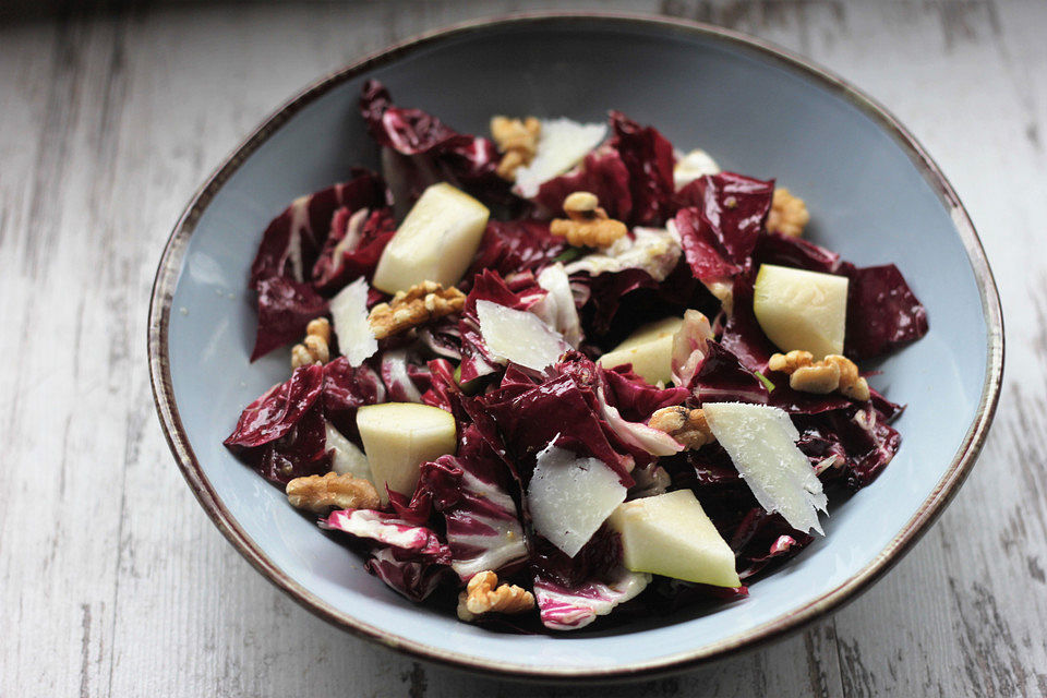 Radicchio-Birnensalat mit Walnüssen