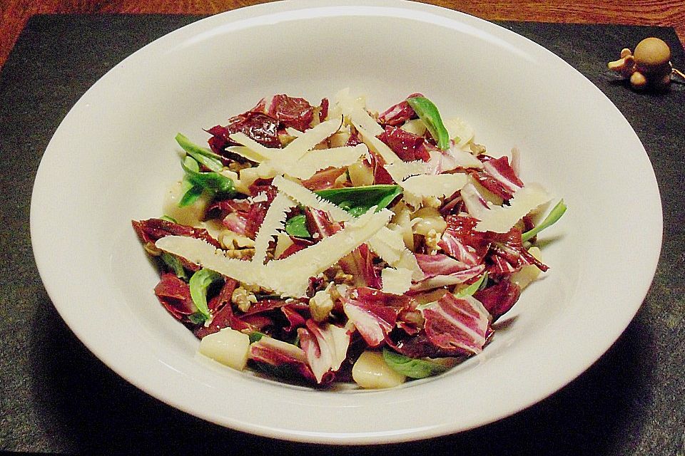 Radicchio-Birnensalat mit Walnüssen