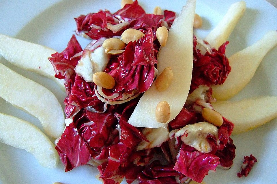 Radicchio-Birnensalat mit Walnüssen