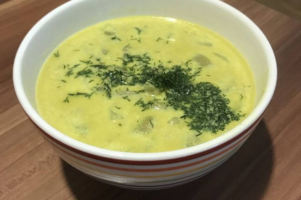 Gurken-Rahm-Suppe mit Hackfleisch und Kartoffeln