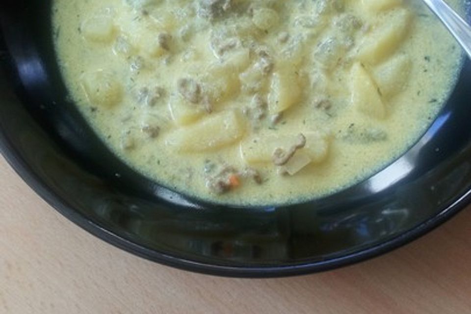 Gurken-Rahm-Suppe mit Hackfleisch und Kartoffeln