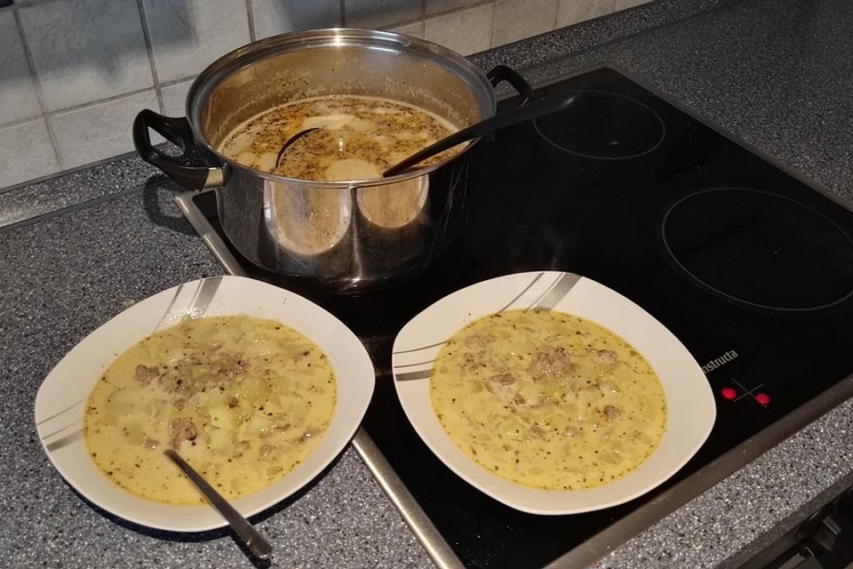 Gurken-Rahm-Suppe mit Hackfleisch und Kartoffeln