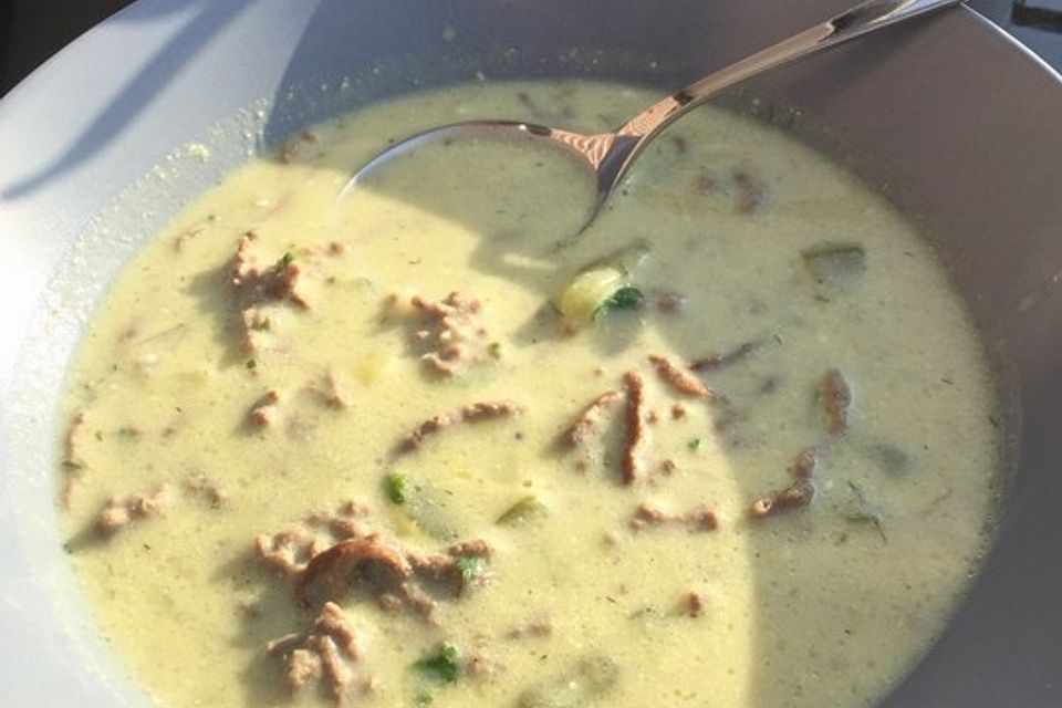 Gurken-Rahm-Suppe mit Hackfleisch und Kartoffeln