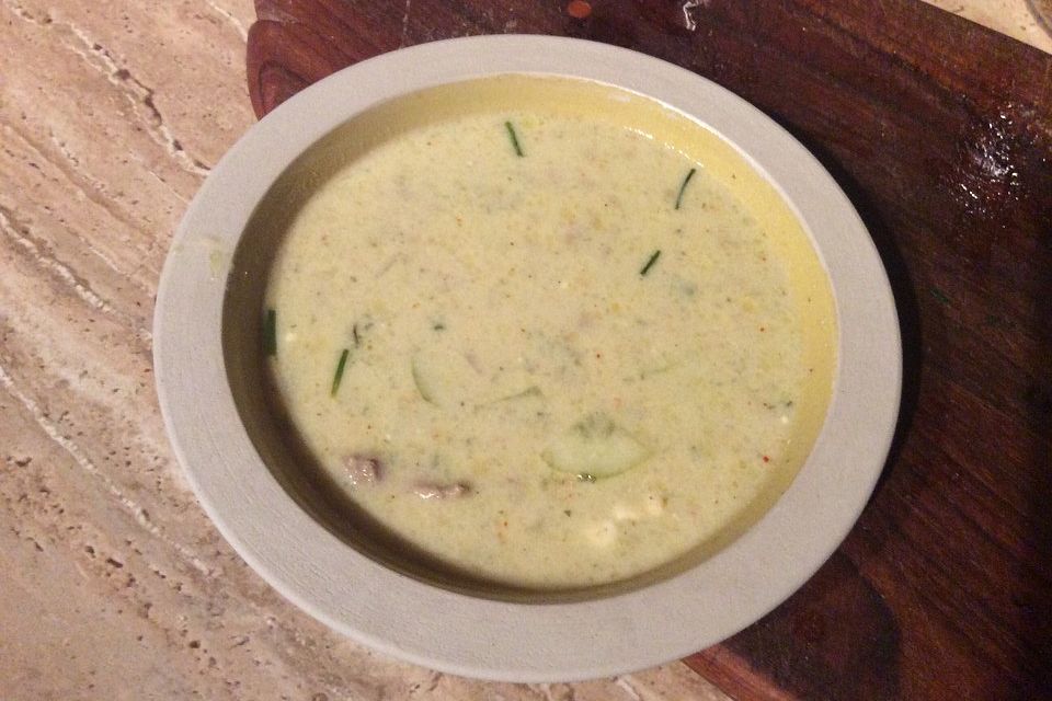 Gurken-Rahm-Suppe mit Hackfleisch und Kartoffeln