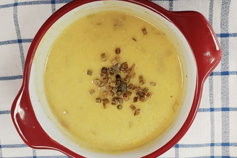 Gurken-Rahm-Suppe mit Hackfleisch und Kartoffeln