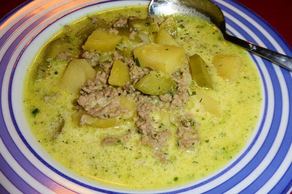 Gurken-Rahm-Suppe mit Hackfleisch und Kartoffeln