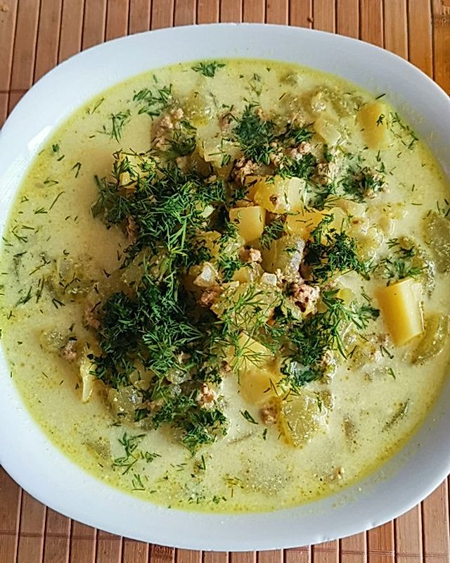 Gurken-Rahm-Suppe mit Hackfleisch und Kartoffeln