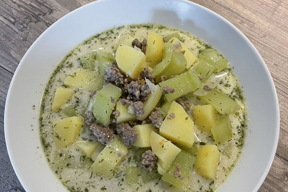 Gurken-Rahm-Suppe mit Hackfleisch und Kartoffeln