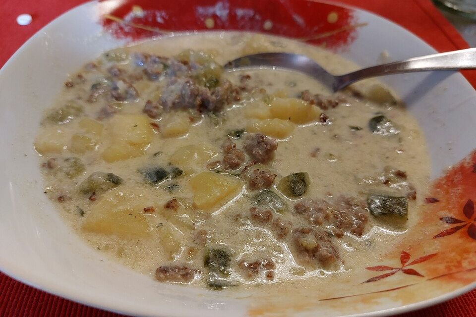 Gurken-Rahm-Suppe mit Hackfleisch und Kartoffeln