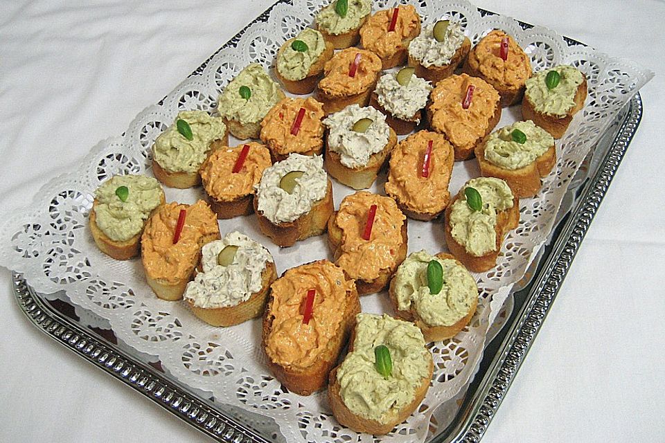 Crostini mit Basilikum - Schafskäse - Creme