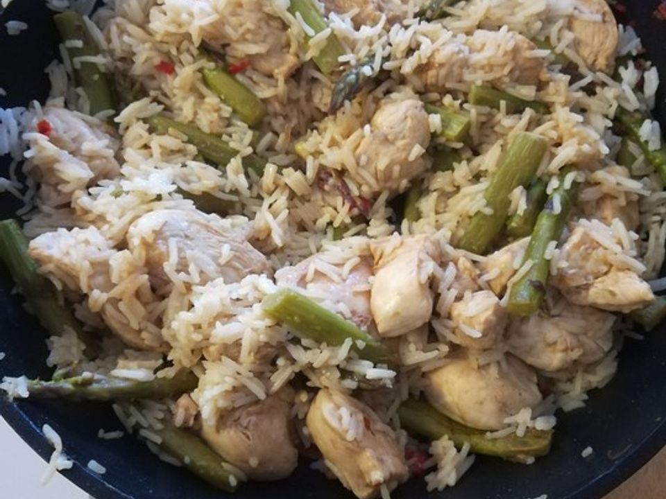Grüner Spargel auf thailändische Art mit Zwiebeln, Knoblauch und Huhn ...