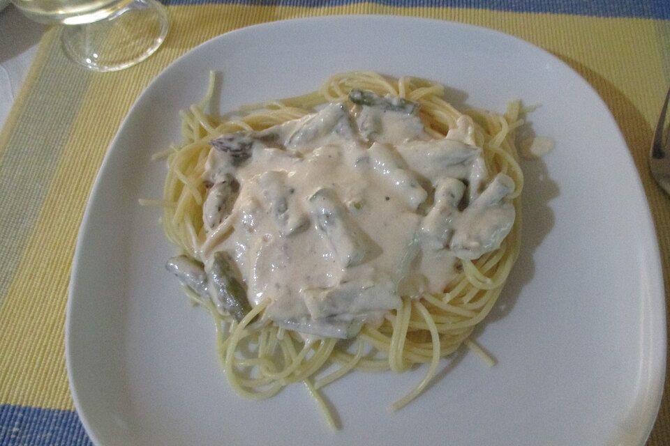 Spaghetti mit grünem Spargel und Frischkäsesoße