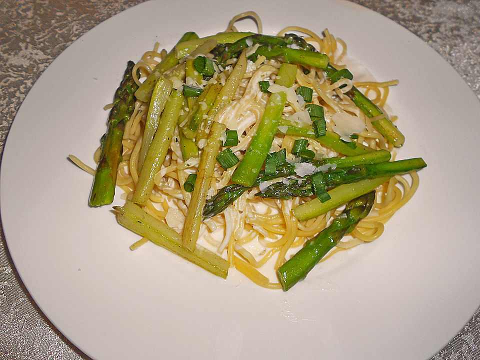 Spaghetti mit grünem Spargel und Frischkäsesoße von selina0201 | Chefkoch
