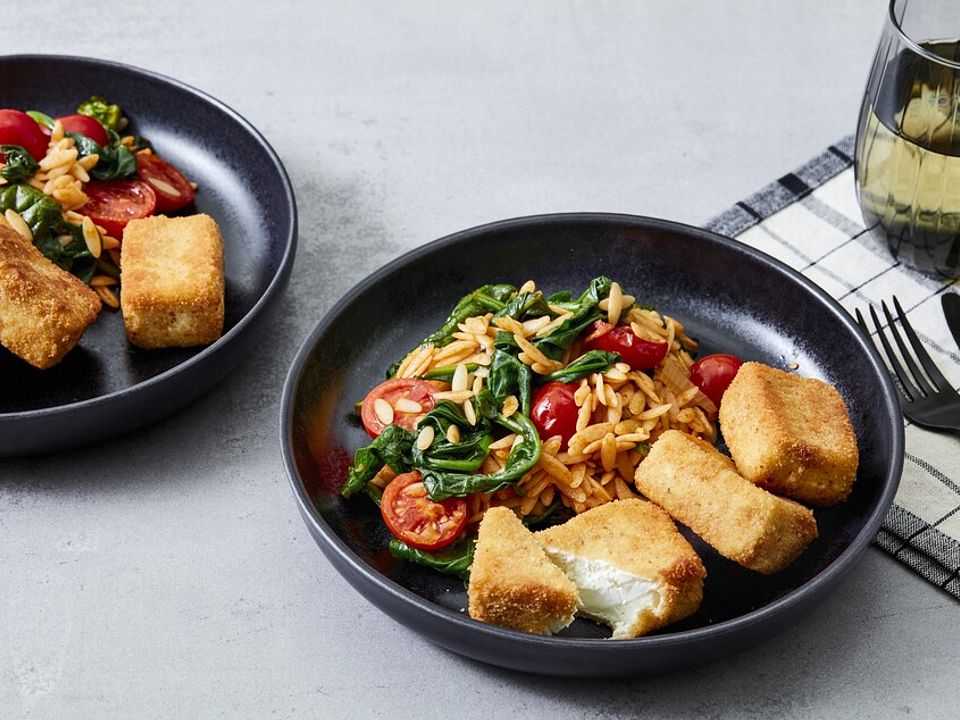 Gebratener Schafskäse mit Rucola-Tomaten-Nudeln