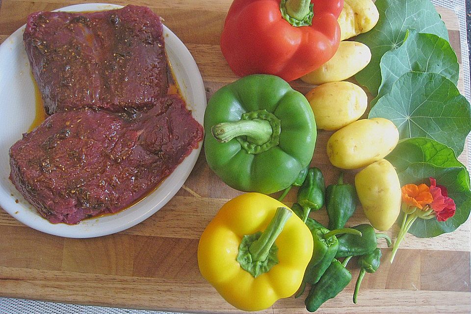 Straußensteaks mit Paprikawürfeln und einem Kresse - Kartoffelstampf