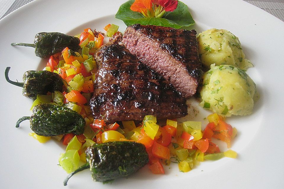 Straußensteaks mit Paprikawürfeln und einem Kresse - Kartoffelstampf