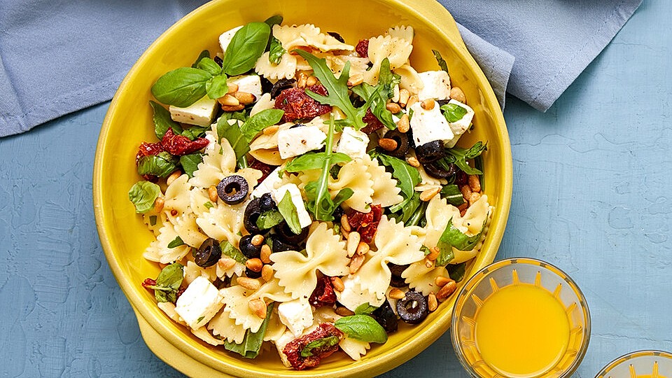 Nudelsalat-mit-Feta-Oliven-und-getrockneten-Tomaten