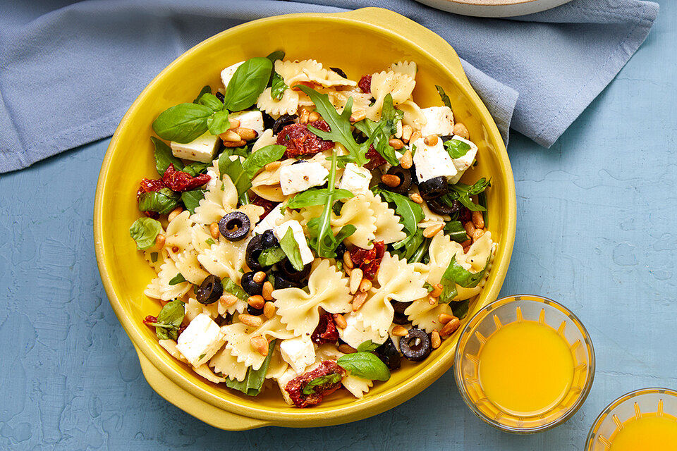 Nudelsalat mit Feta, Oliven und getrockneten Tomaten