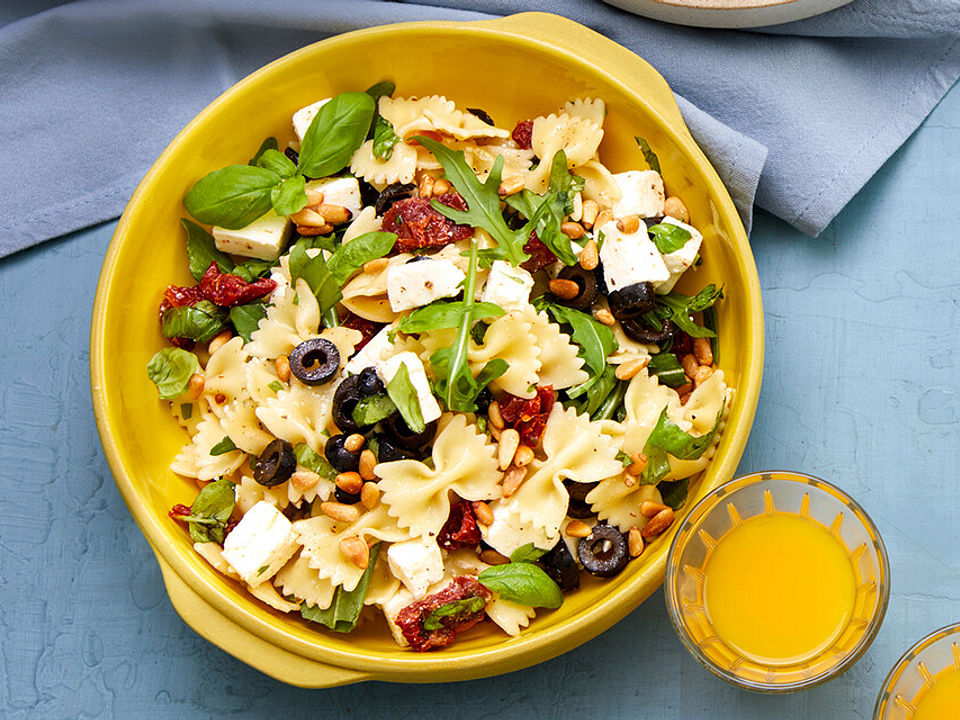 Nudelsalat mit Feta, Oliven und getrockneten Tomaten von Alexkatwork ...