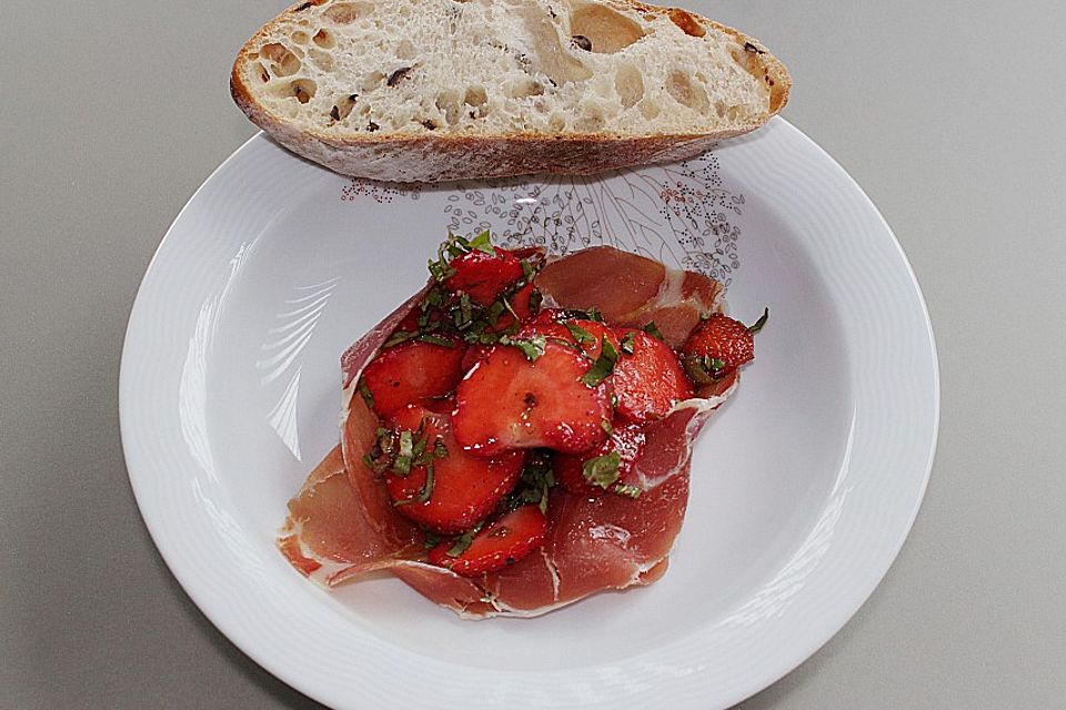 Scharfe Erdbeeren im Serrano - Nest mit einer leichten Honig - Himbeer - Vinaigrette