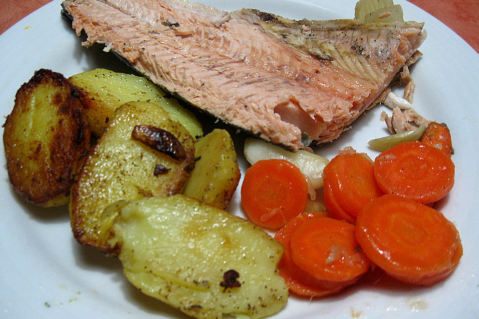 Lachsfilet mit Rosmarin, Kartoffeln und Sahnesauce