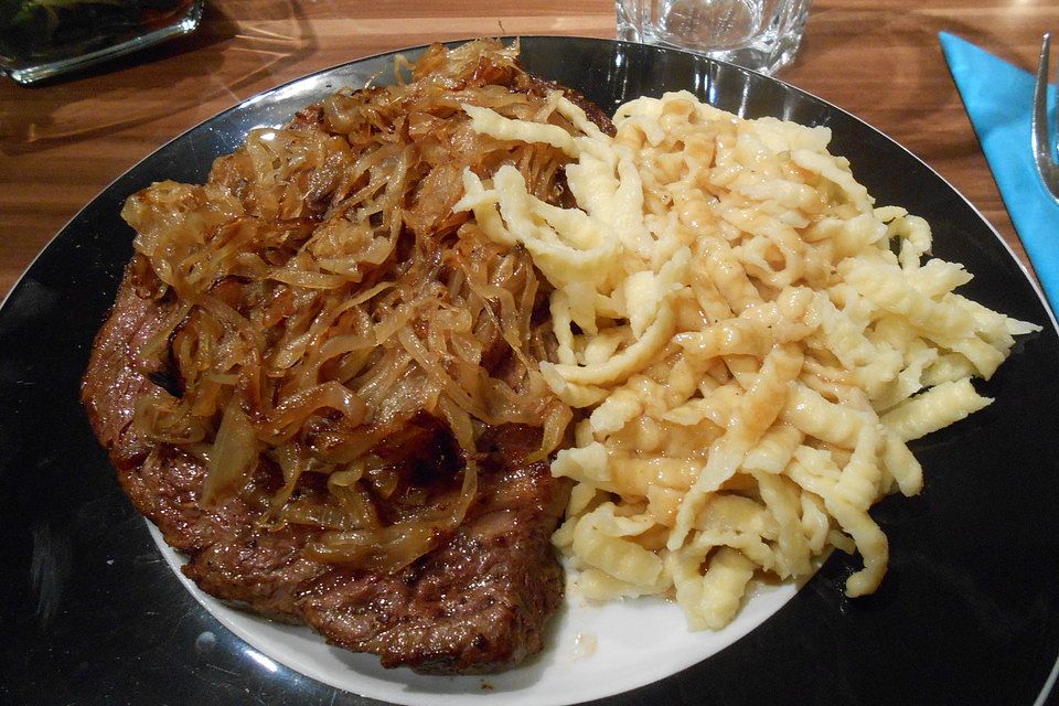 Schwäbischer Zwiebelrostbraten mit Spätzle und Feldsalat