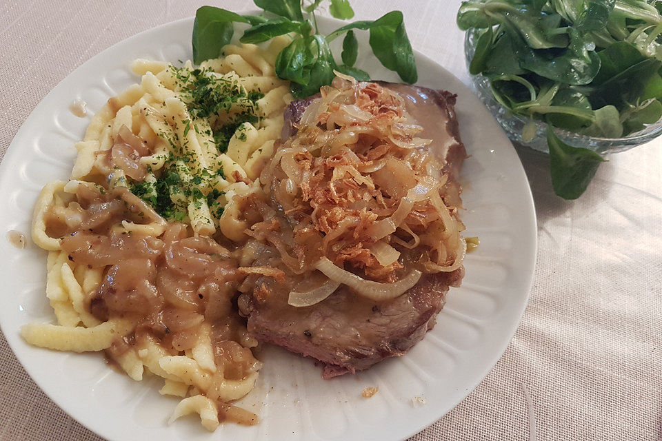 Schwäbischer Zwiebelrostbraten mit Spätzle und Feldsalat