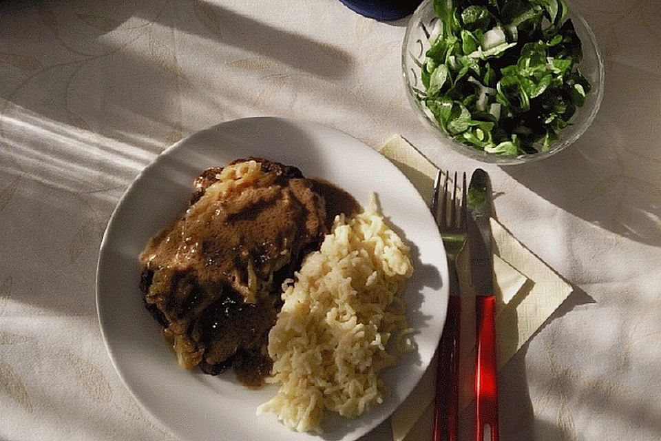 Schwäbischer Zwiebelrostbraten mit Spätzle und Feldsalat