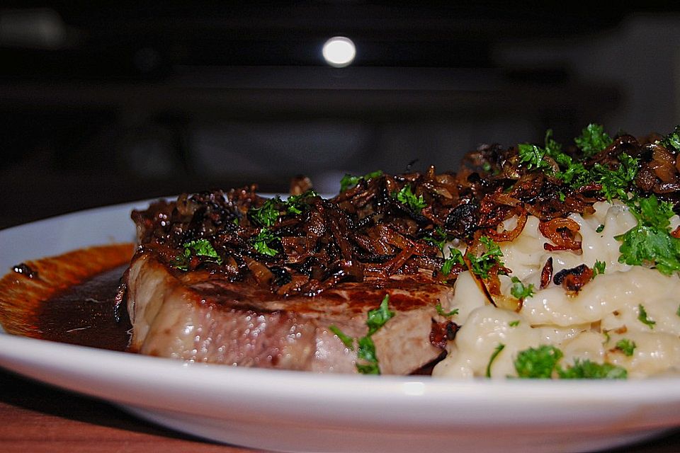 Schwäbischer Zwiebelrostbraten mit Spätzle und Feldsalat