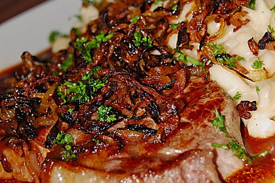 Schwäbischer Zwiebelrostbraten mit Spätzle und Feldsalat