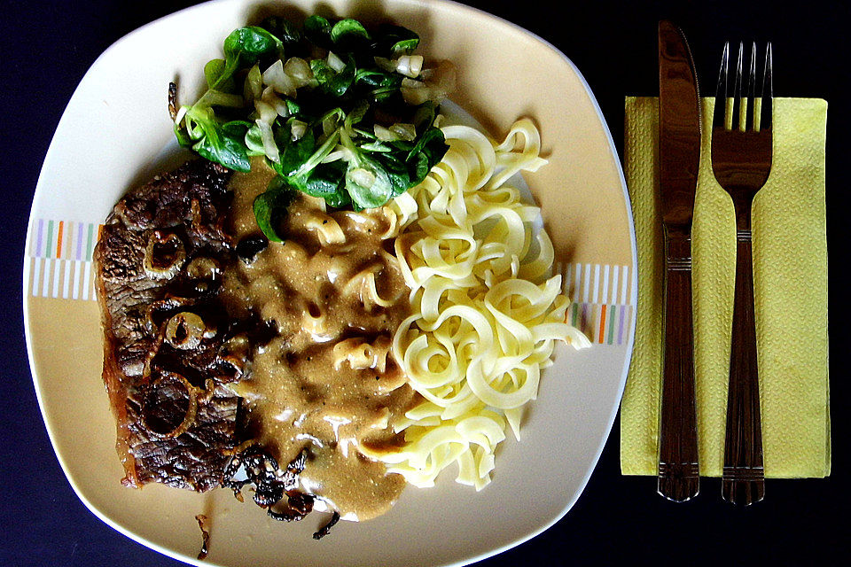 Schwäbischer Zwiebelrostbraten mit Spätzle und Feldsalat