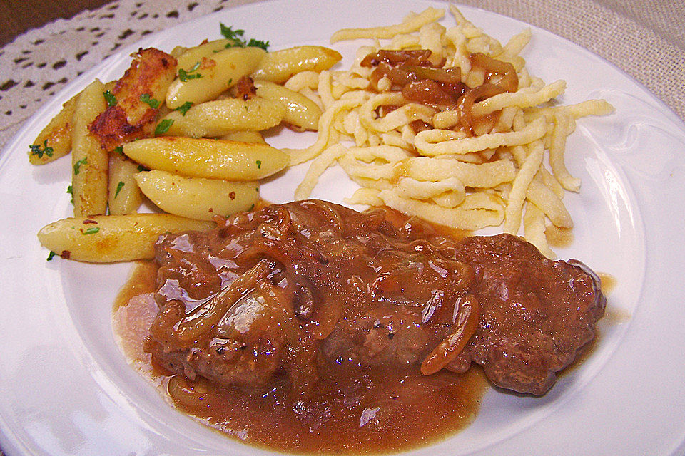 Schwäbischer Zwiebelrostbraten mit Spätzle und Feldsalat