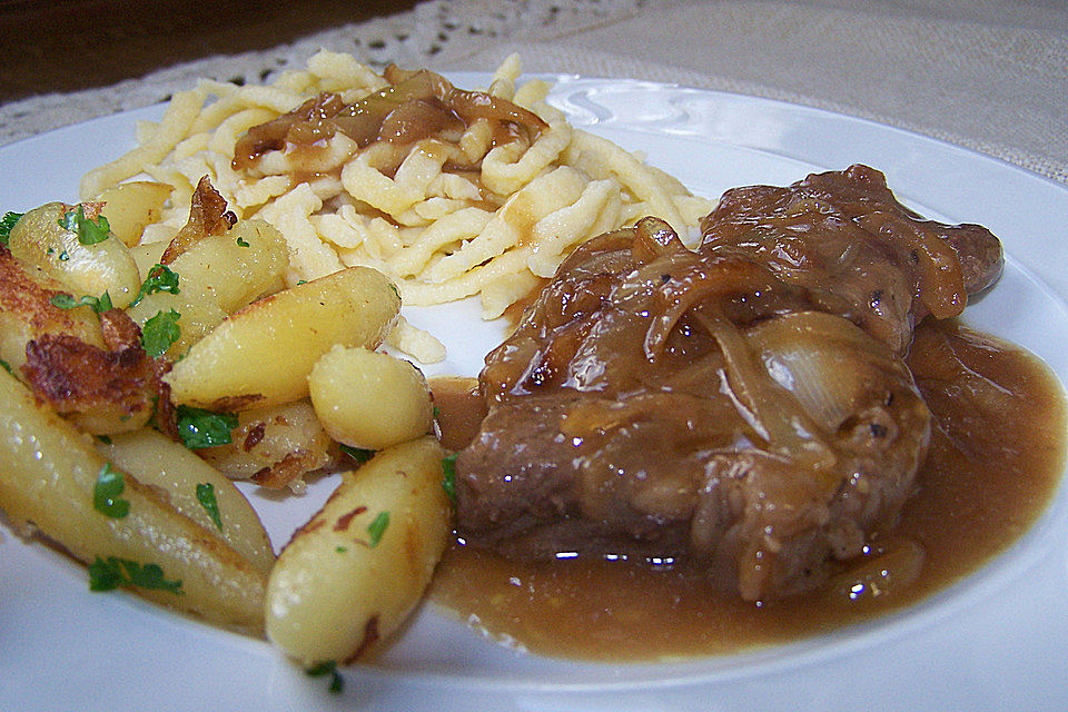 Schwäbischer Zwiebelrostbraten mit Spätzle und Feldsalat