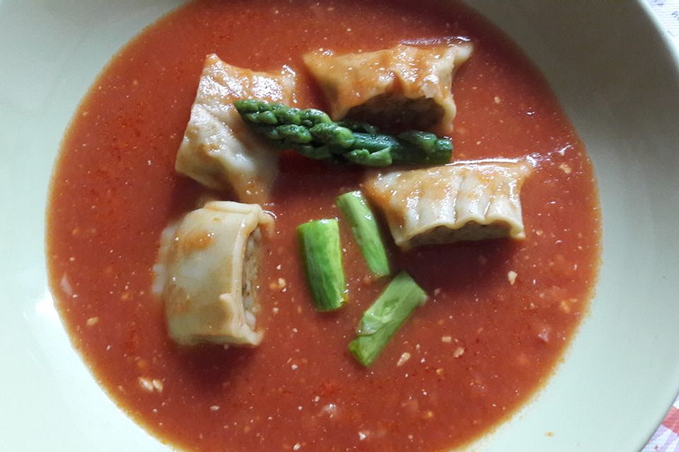 Maultaschen in Tomatensuppe mit grünem Spargel