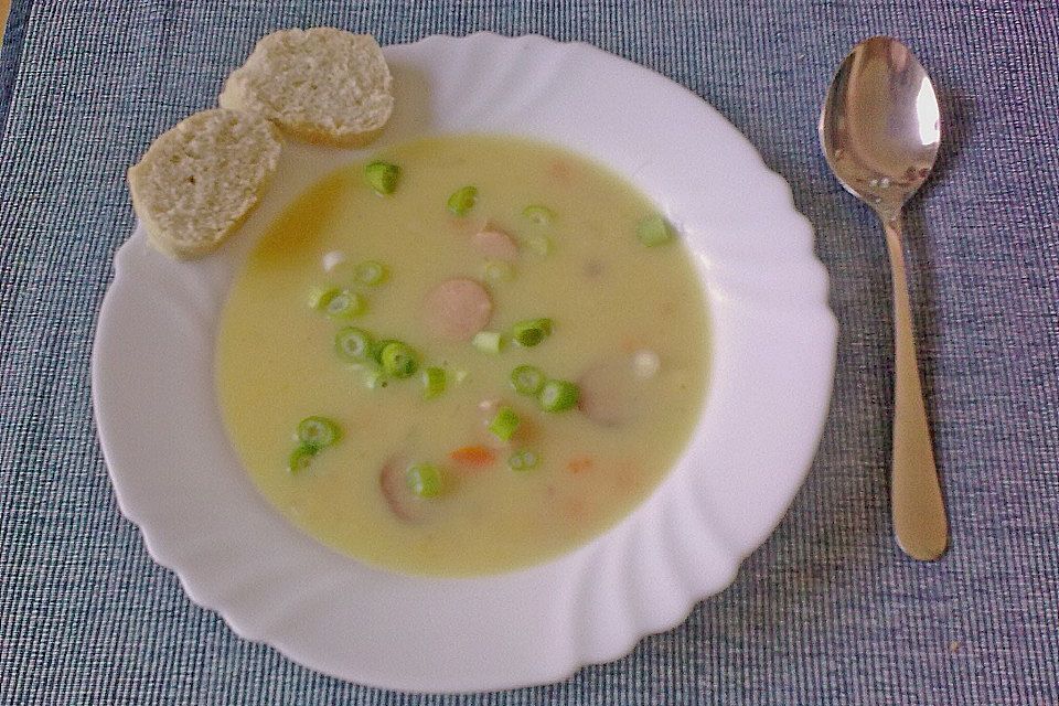 Kartoffelsuppe mit gewürfeltem Gemüse