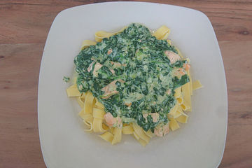 Bandnudeln in Lachs - Spinat Sauce