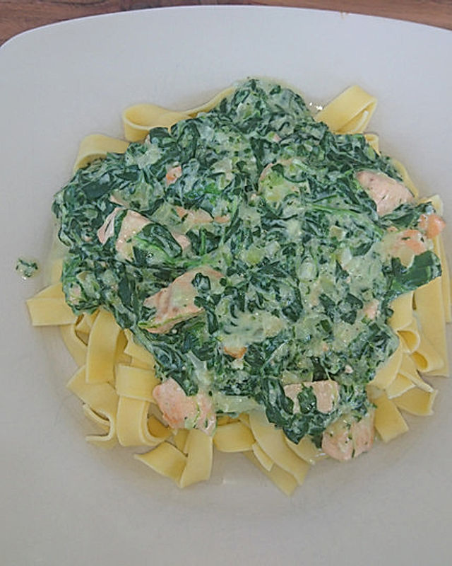 Bandnudeln in Lachs - Spinat Sauce