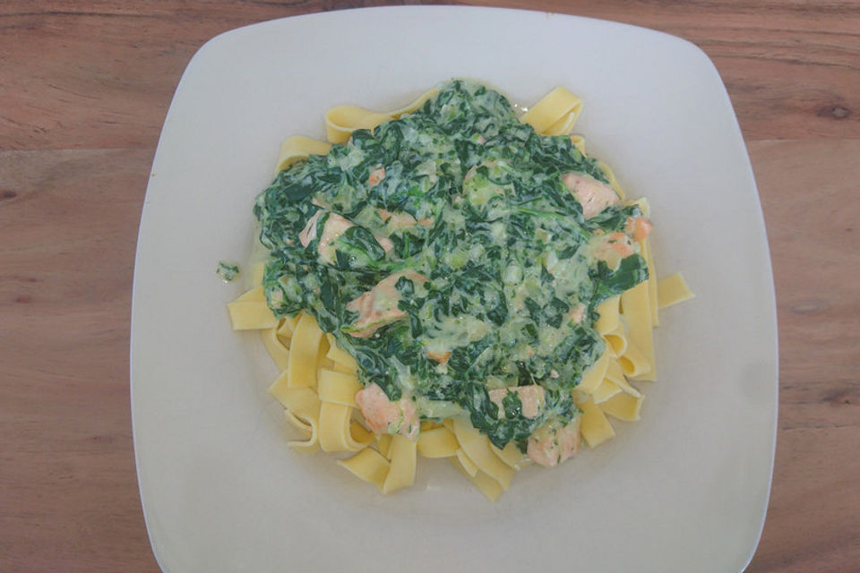 Bandnudeln in Lachs - Spinat Sauce