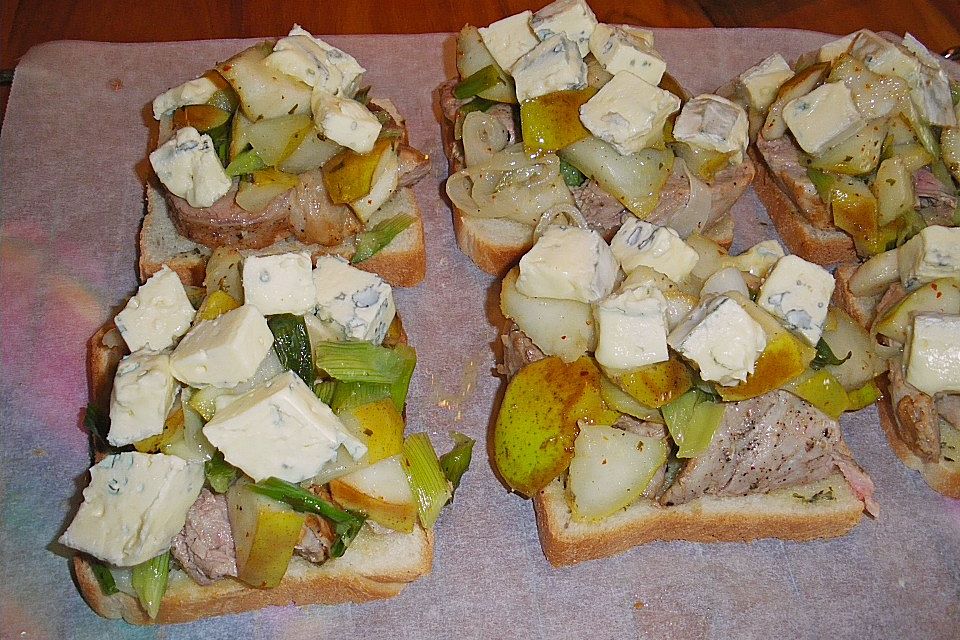 Toast mit Schweinefilet, Birne und Blauschimmelkäse