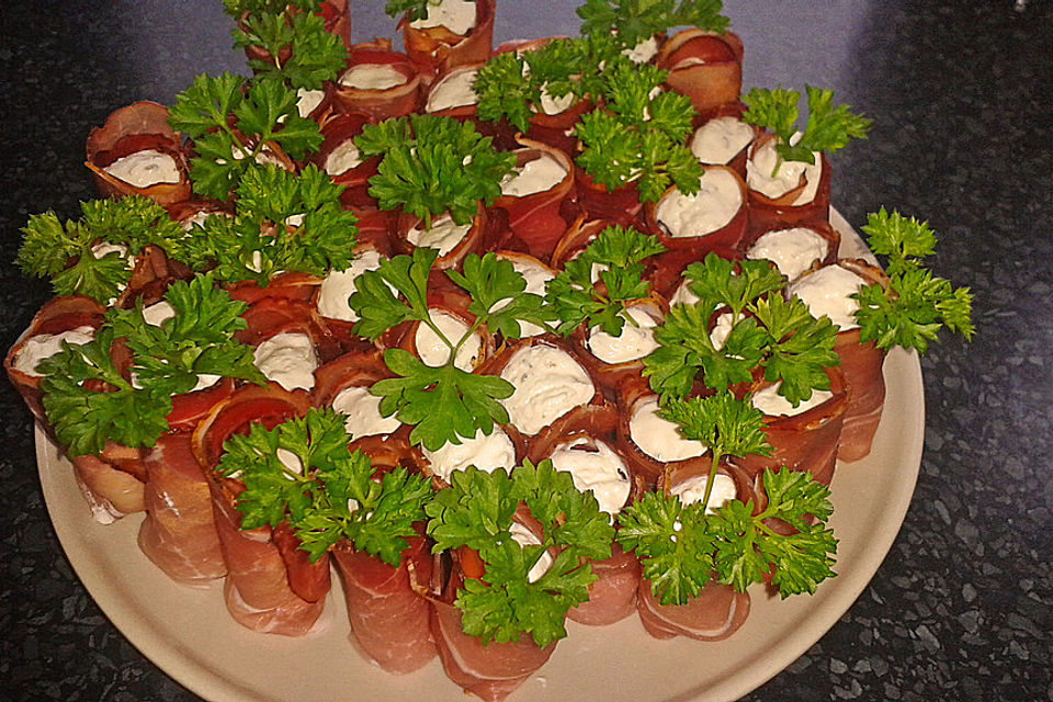 Schinkenröllchen mit Basilikum und Mascarpone gefüllt