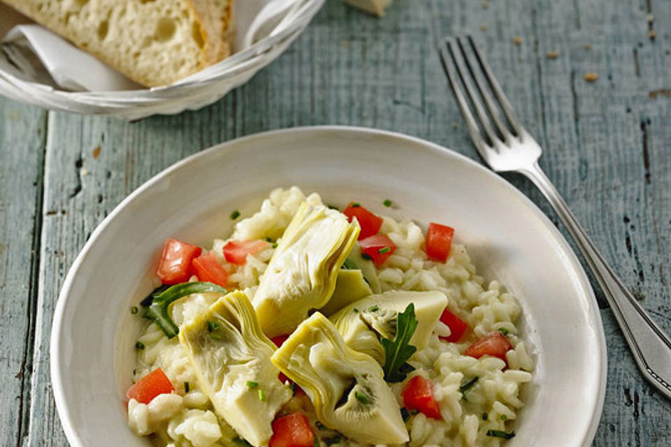 Gemüse-Risotto mit Artischockenherzen, Tomaten und Rucola