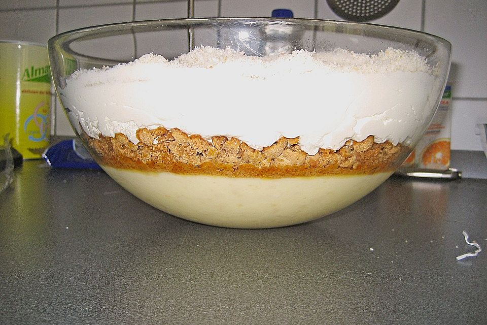 Trifle mit Ananas und Amarettini