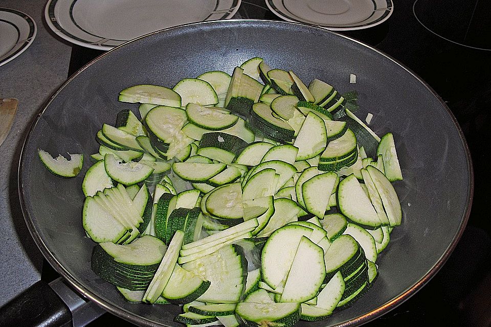 Zucchini - Tomatenpfanne mit Linguine