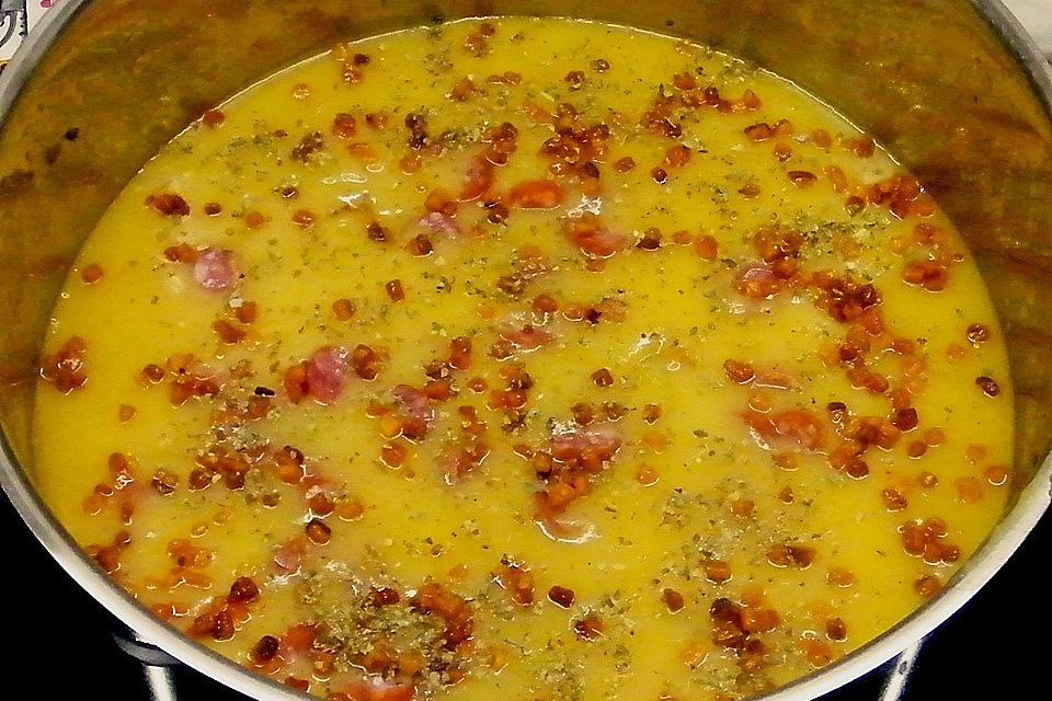 Kartoffelsuppe schlesische Art mit Majoran, Speckstippe und Würstchen