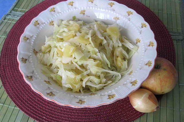 Krautsalat mit roten Zwiebeln und Äpfeln von Hobbykochen| Chefkoch