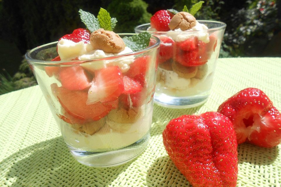 Weiße Schokomousse mit Erdbeeren