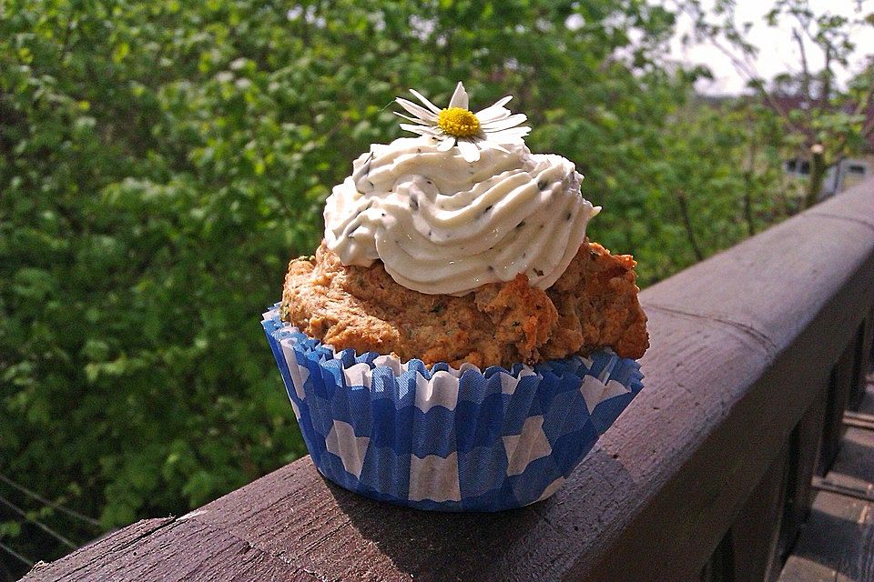 Schinken - Kräuter - Cupcakes mit Quark - Topping