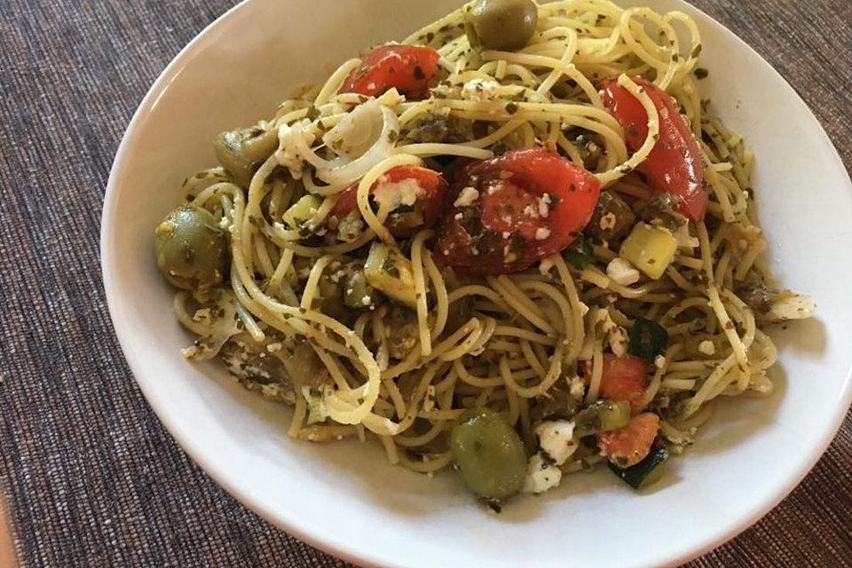 Bibis sommerlicher Spaghetti-Gemüse-Salat